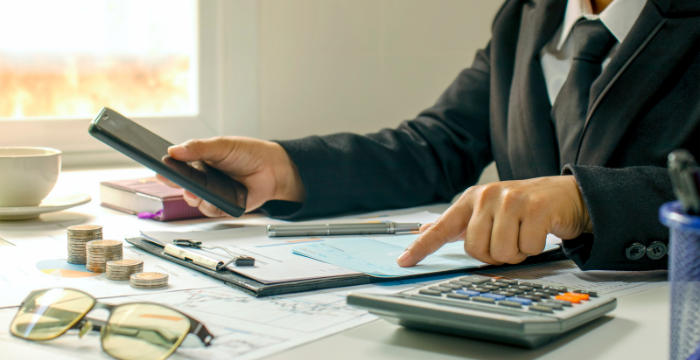 Hombre mirando un cheque