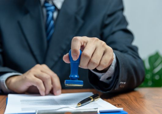 El notario está estampando un documento