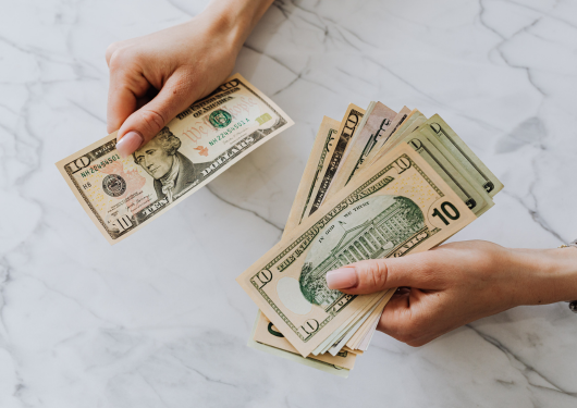 Persona que maneja dinero